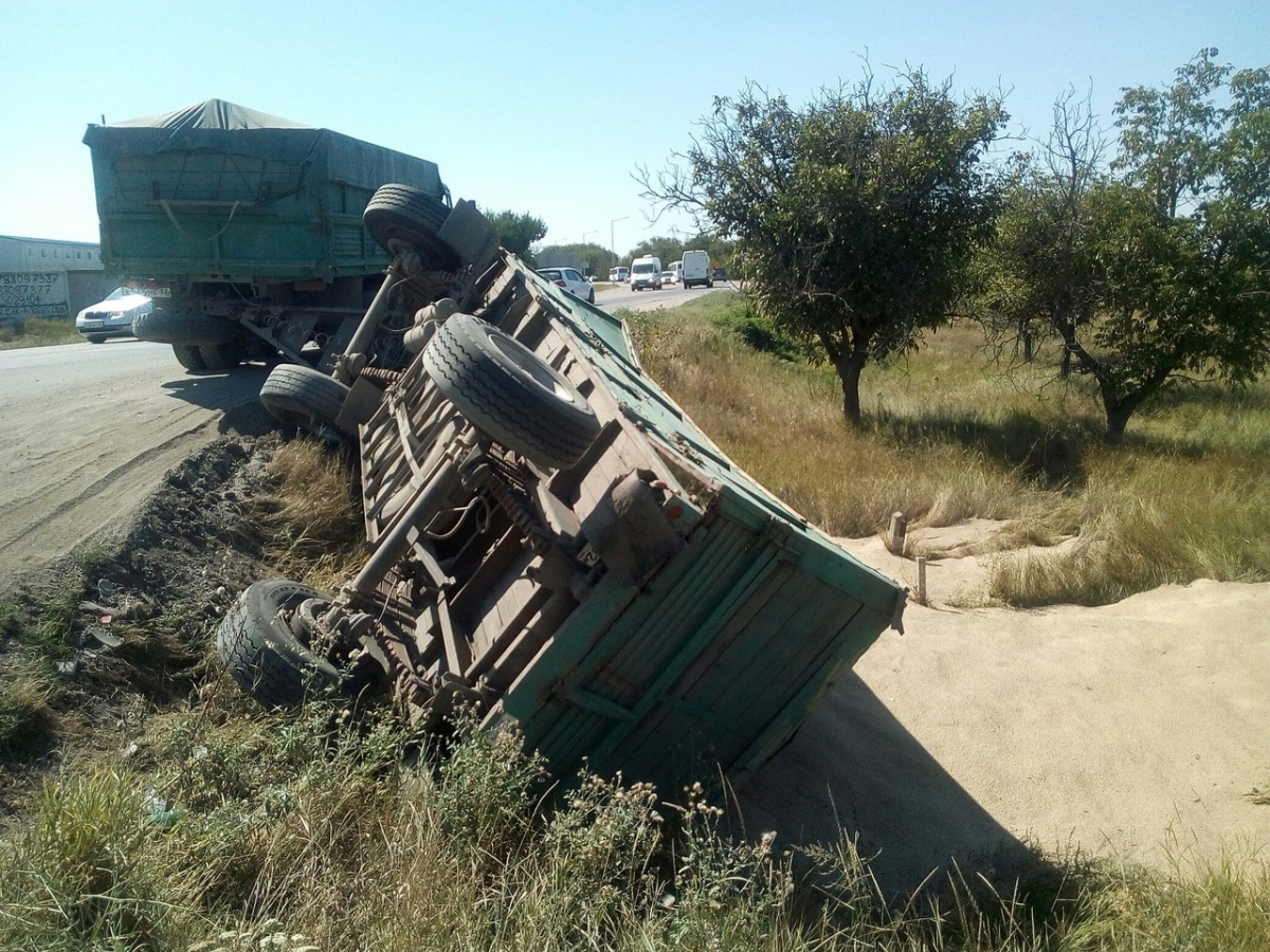 На крымской трассе в ДТП попал грузовик с прицепом - Ялта-24 - ВСЕ  ГОРОДСКИЕ СОБЫТИЯ